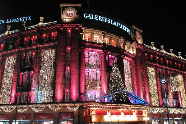 Galeries Lafayette to turn 22 French stores into franchises (FR)