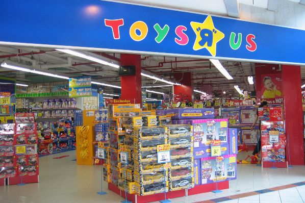 Toys R Us UK goes into administration (GB)