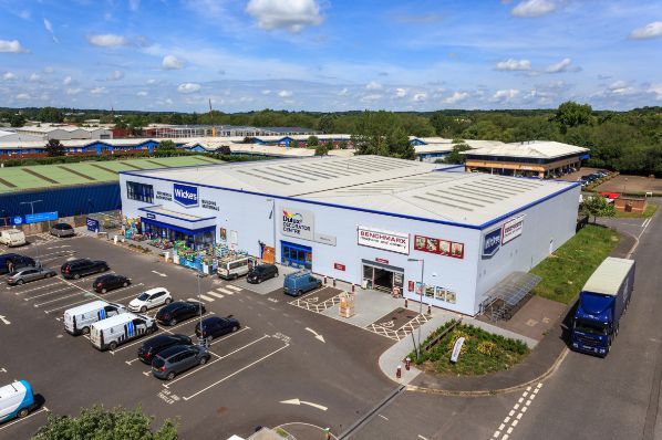 Avison Young acquires Newbury retail warehouse scheme (GB)