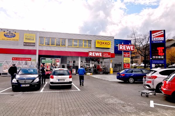 Warburg-HIH Invest acquires retail centre in Kassel (DE)