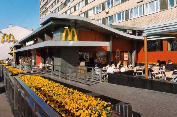 McDonald’s and Pyaterochka set up the first in-store fast food restaurant (RU)