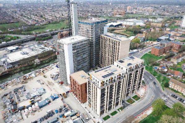 Weston Homes' Town Quay development in London hits top floor (GB)