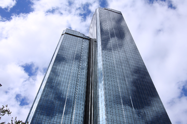 fancy office tower | ©Tupungato