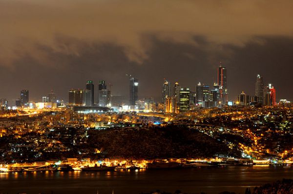 640px-Istanbul_skyline_at_night | ©Hakan Sarıtaş