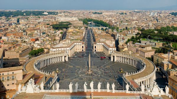 St_Peters_Square_Vatican_City_-_April_2007