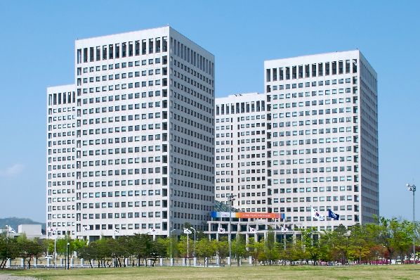 https://upload.wikimedia.org/wikipedia/commons/5/57/Daejeon_Government_Complex.jpg