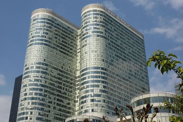 La Défense: the largest office building in Europe is changing owners (FR)