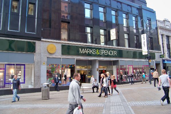 M&S to close 100 stores by 2022 (GB)