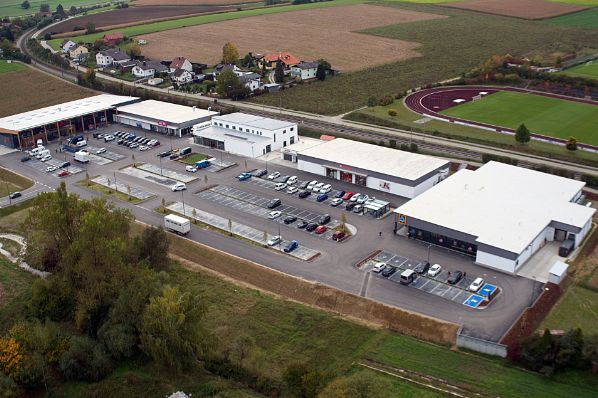 Warburg-HIH Invest acquires retail warehouse park in Bavaria (DE)