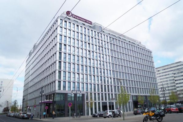 Schroders Capital acquires major hotel complex in Berlin (DE)
