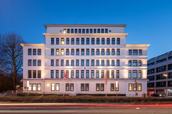 Real IS sells Wandsbek town hall building (GB)