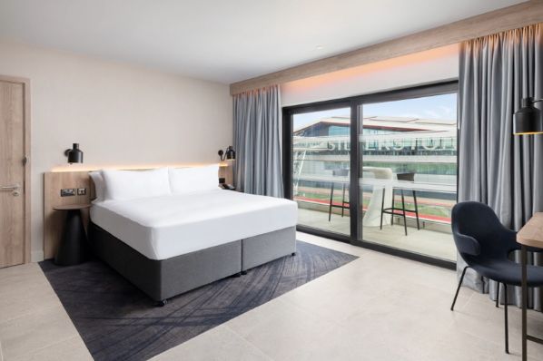 Hilton opens first-ever trackside hotel in Silverstone (GB)