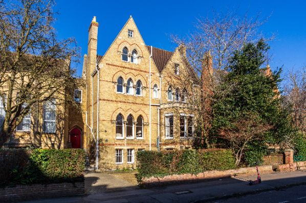 Oxford University expands student accommodations with a new purchase (GB)