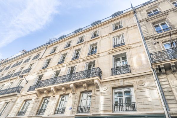 AM ALPHA revitalized office property on Rue de La Banque in Paris (FR)