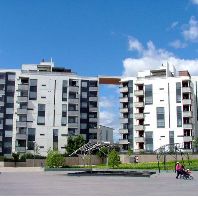 https://upload.wikimedia.org/wikipedia/commons/2/2e/Vuosaari_residential_blocks.jpg