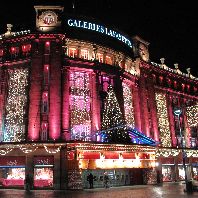 Galeries Lafayette to turn 22 French stores into franchises (FR)